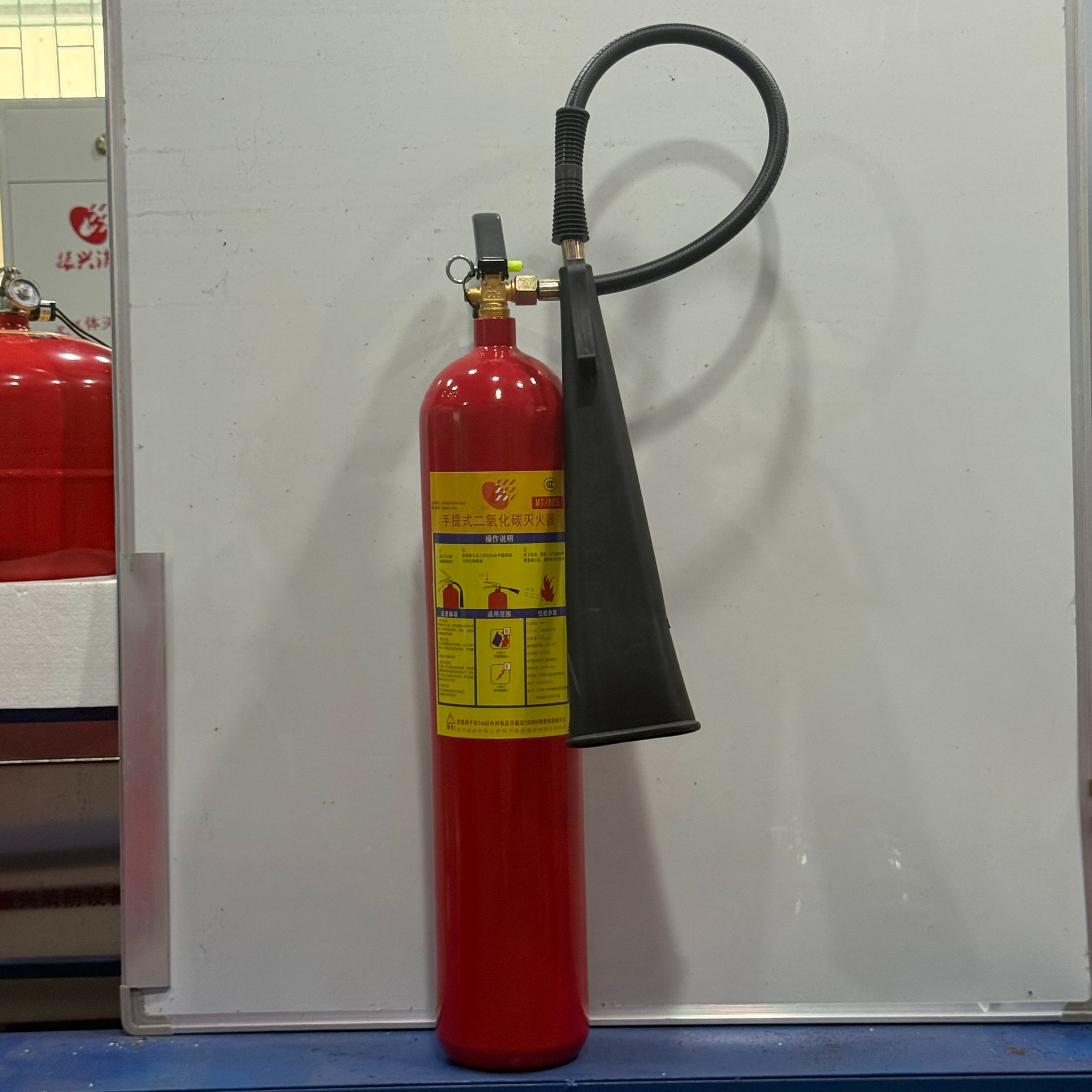 手提式二氧化碳滅火器5kg-1.jpg