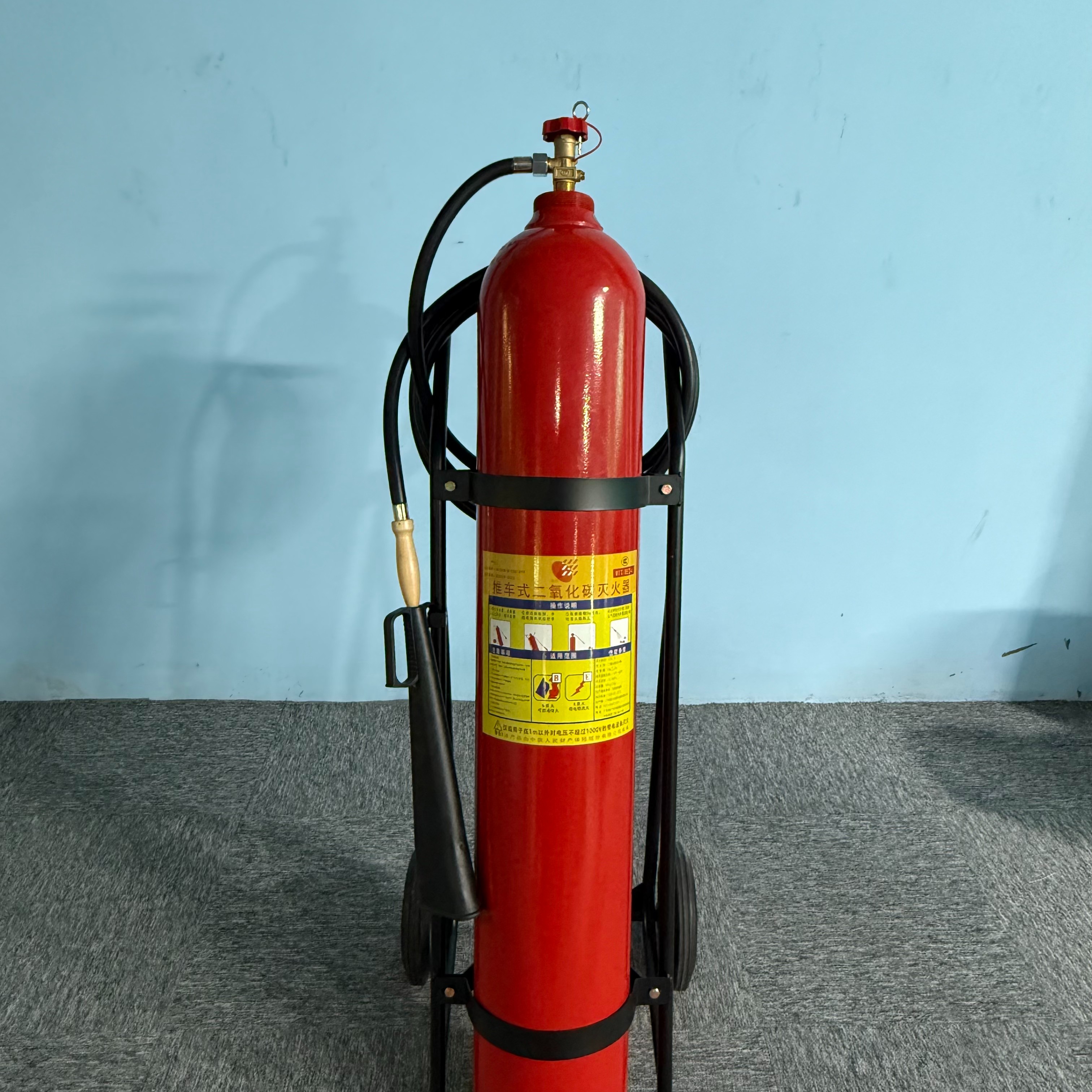 推車二氧化碳滅火器24kg-4.jpg