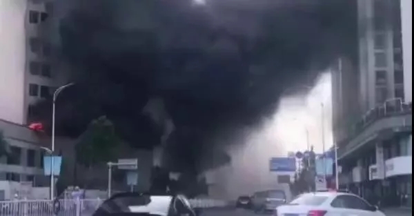 廣東汕頭一在建樓盤突發(fā)火災，現(xiàn)場濃煙滾滾，相當驚險！