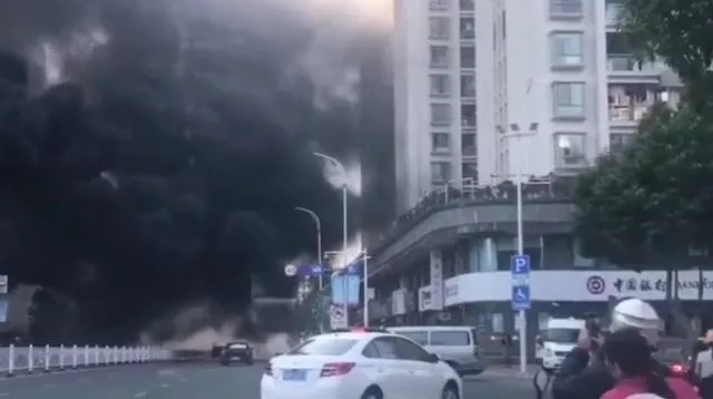 廣東汕頭一在建樓盤突發(fā)火災，現(xiàn)場濃煙滾滾，相當驚險！